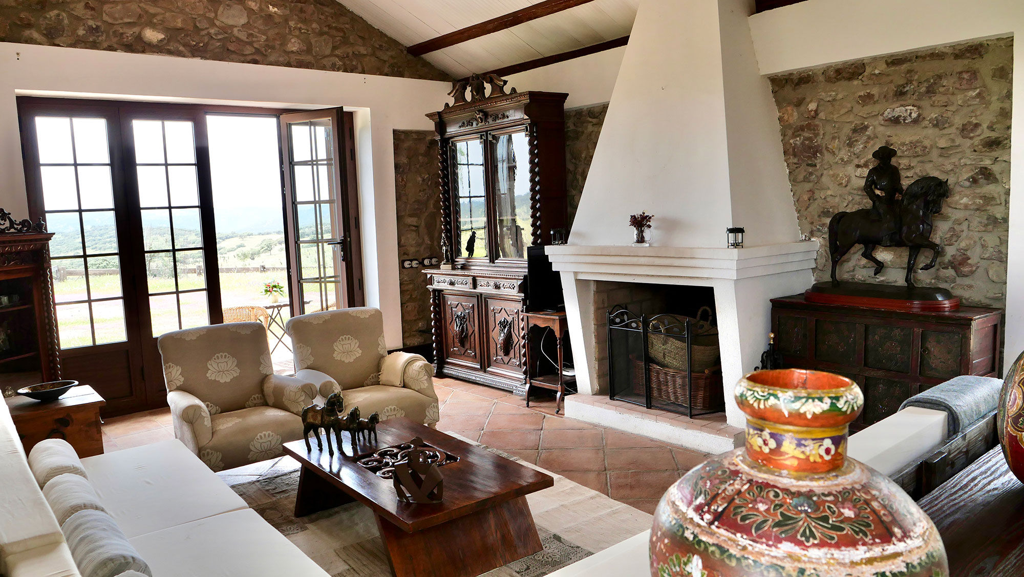 casa rural salón con chimenea